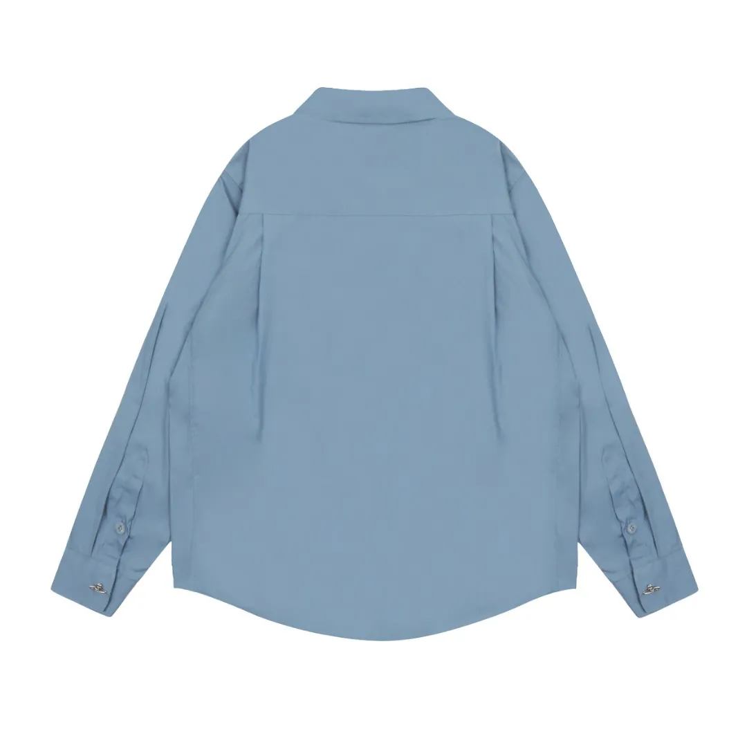 VIVI122 Uniform style for men and women" vivienne west wood Queen Mother Vivian Uniform style for men and women Casual suit style design shirt Metallic finishing touch on cuffs Folding sleeve design with high workmanship Double pressure line patch design on the hem The upper body has a stylish design sense The white background picture details display effect is average The real texture quality far exceeds the picture The 3 colors are very versatile Dark blue Black White Size: S M L